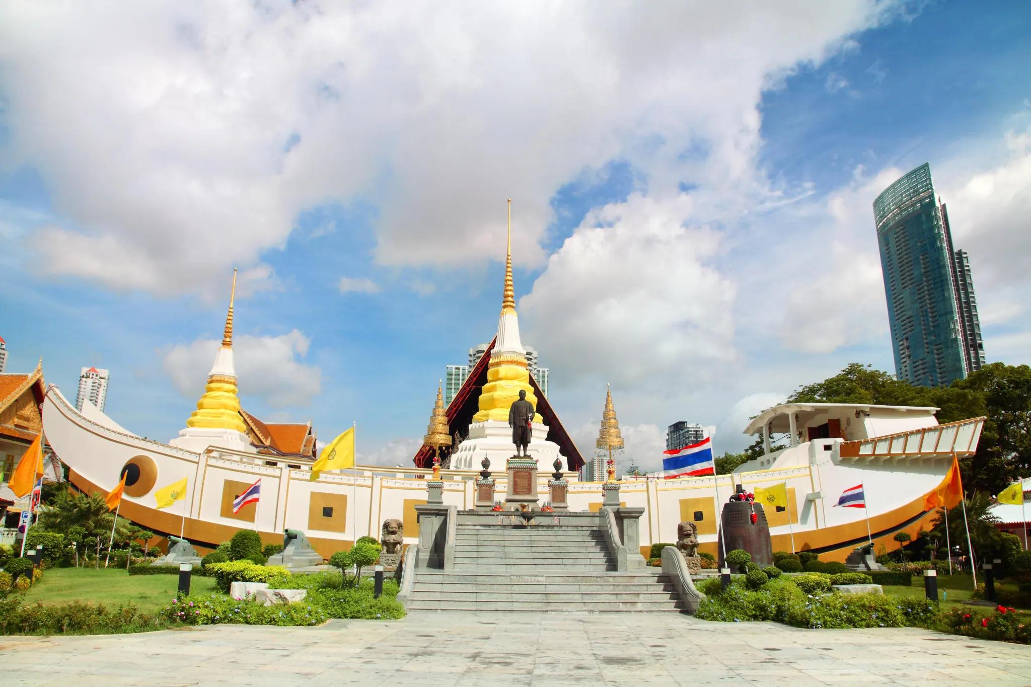 Wat Yannawa Dragon Boat Temple